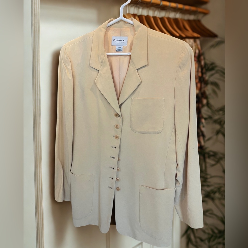 Emanuel Ungaro Cream Blazer with Notched Lapel and Tailored Silhouette